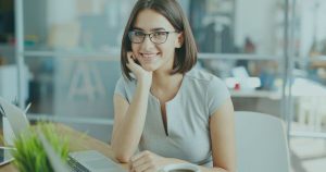 Graduado profesional dando el salto al mundo laboral con seguridad.