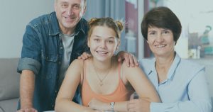 Padres e hija conversando sobre el futuro académico de forma relajada.